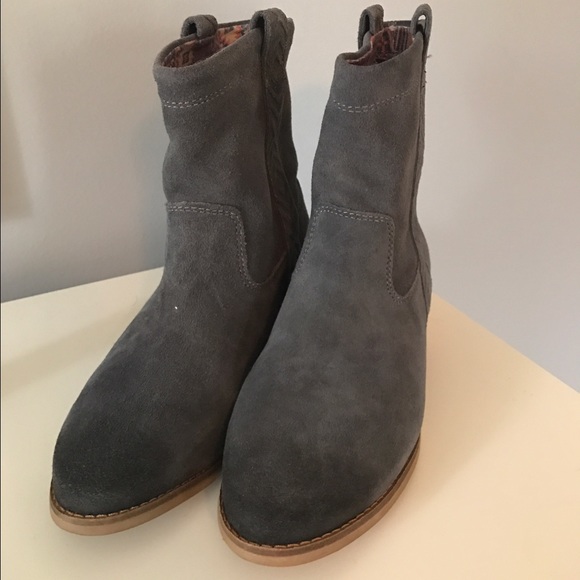 TOMS CASTLEROCK GREY SUEDE WOMEN'S LAUREL BOOTS - Picture 2 of 4